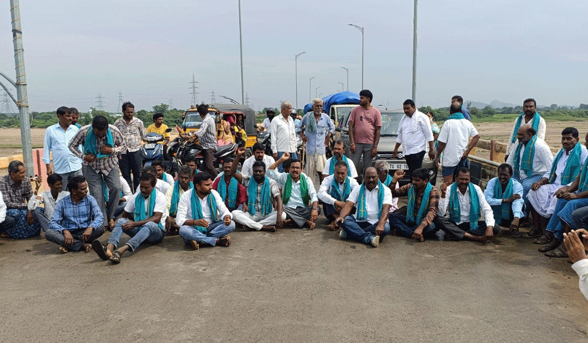 Releasing water | మధ్య మానేరు ప్రాజెక్టు ద్వారా కుడి కాలువకు నీటి విడుదల చేయాలని రైతుల ఆందోళన