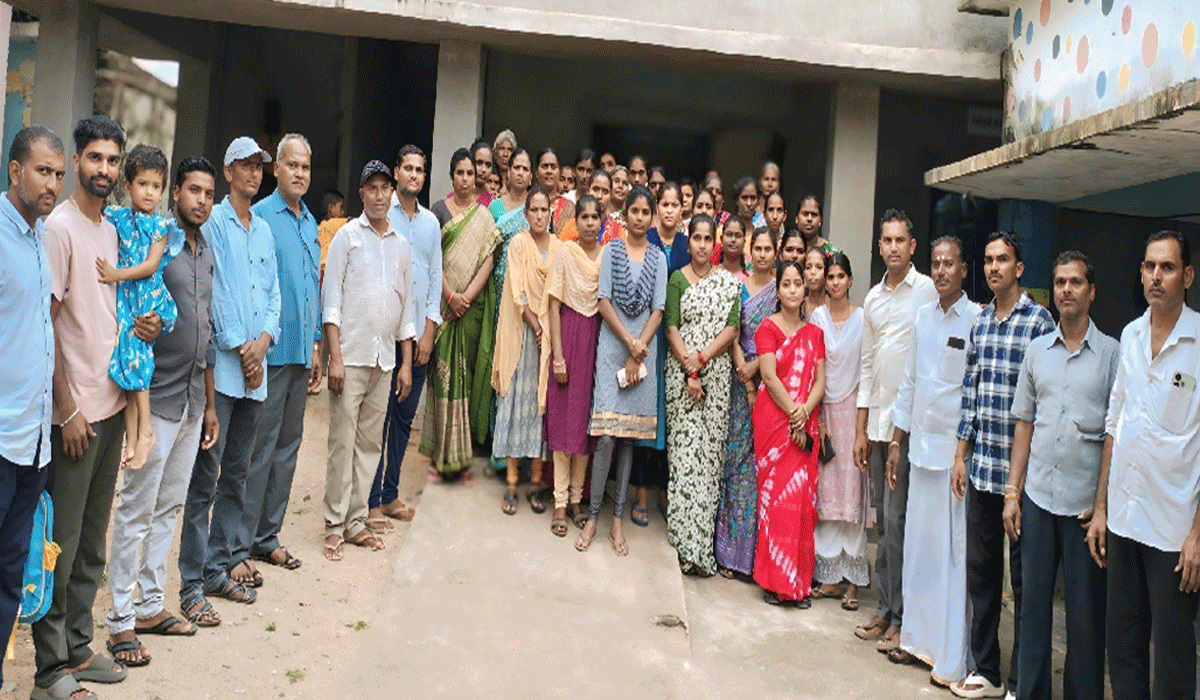 Mallapoor | మా టీచర్లను వేరే పాఠశాలకు బదిలీ చేయవద్దని.. రేగుంటలో నిరసన