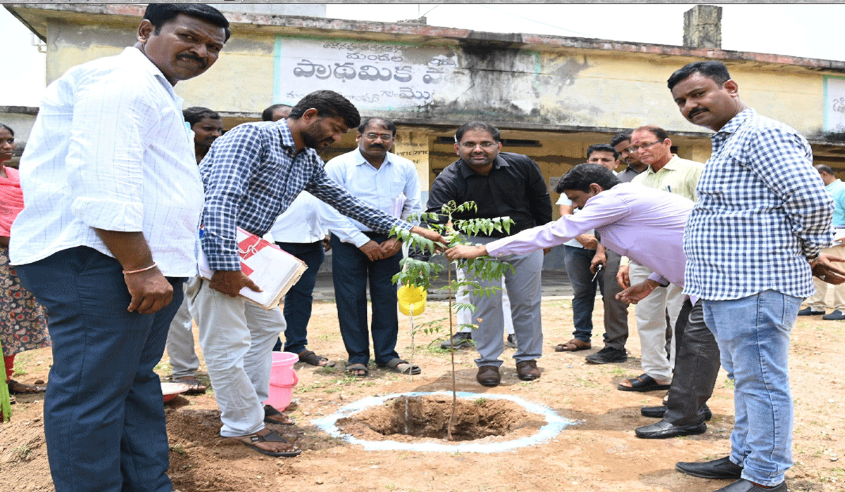 Collector Koya Sri Harsha | పాఠశాలల నిర్మాణ పనులు వేగవంతంగా పూర్తి చేయాలి… కలెక్టర్ కోయ శ్రీ హర్ష