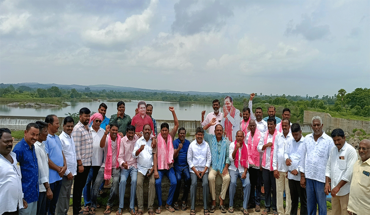 Check dam swimming | మేలుకొలుపుకే ‘చెక్‌డ్యాం ఈత’.. బీఆర్‌ఎస్ జిల్లా అధ్యక్షుడు తోట ఆగయ్య