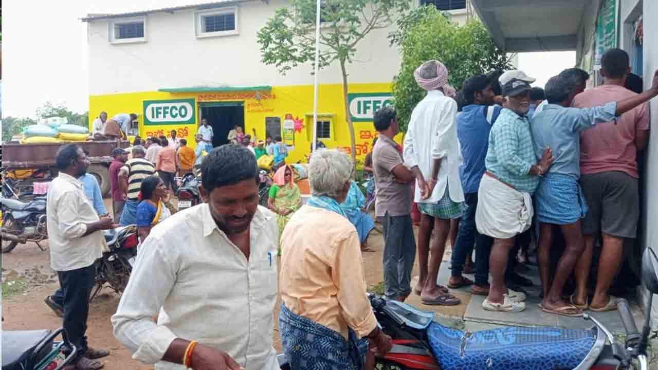 నానో యూరియా కొంటేనే.. రెండు బస్తాల యూరియా