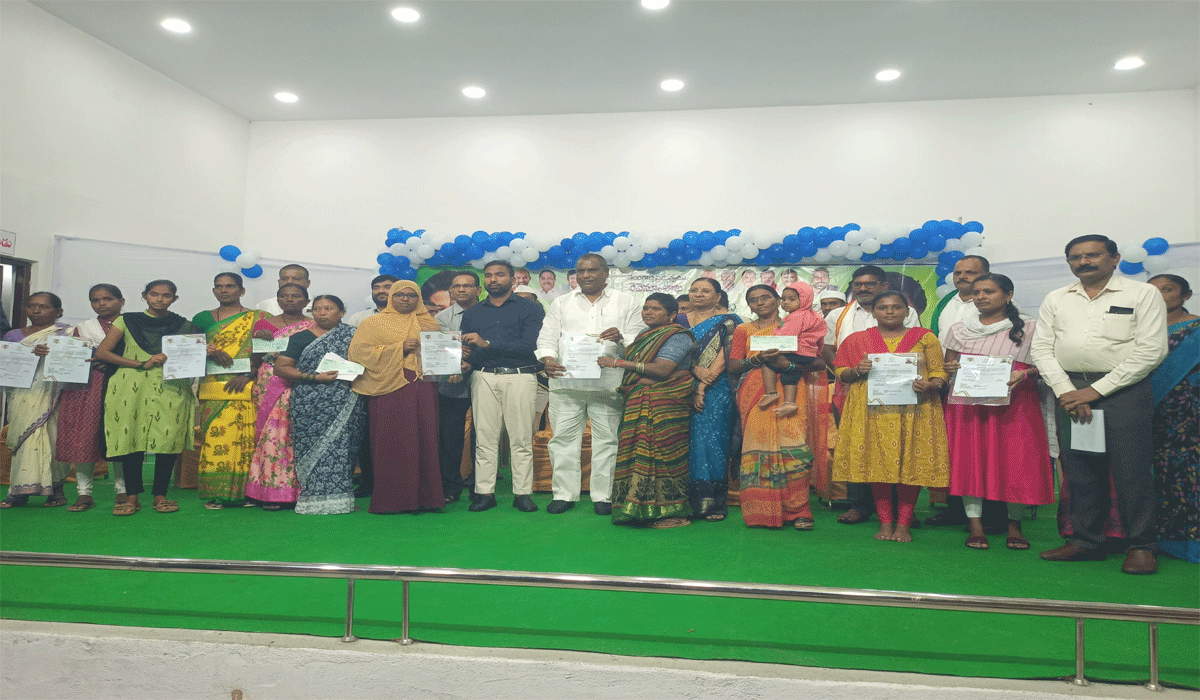 కొత్త రేషన్ కార్డుదారులందరికీ ప్రభుత్వ సంక్షేమ పథకాల వర్తింపు.. రాష్ట్ర ఎస్సీ, ఎస్టీ సంక్షేమ శాఖ మంత్రి అడ్డూరి లక్ష్మణ్ కుమార్