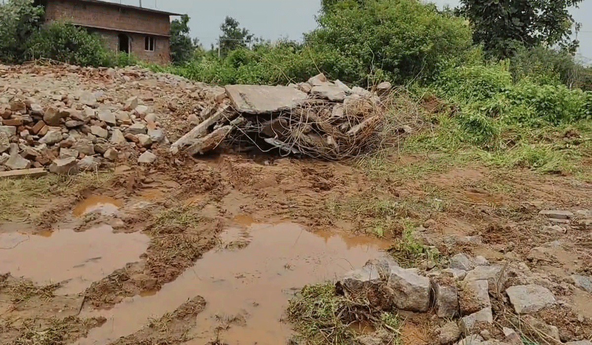 Indiramma houses | నూకపెల్లిలో ఇందిరమ్మ ఇండ్ల కూల్చివేత.. నిరసన వ్యక్తం చేసిన లబ్ధిదారులు