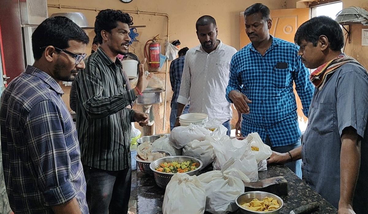peddapally |  వినియోగదారులకు హోటల్ నిర్వాహకులు నాణ్యమైన భోజనం అందించాలి.. మున్సిపల్ కమిషనర్ ఆకుల వెంకటేష్