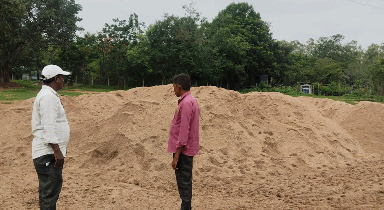 Illegal sand, transportation | అక్రమంగా ఇసుక రవాణా చేస్తే కఠిన చర్యలు తప్పవు.. తహసీల్దార్ రమేష్ గౌడ్