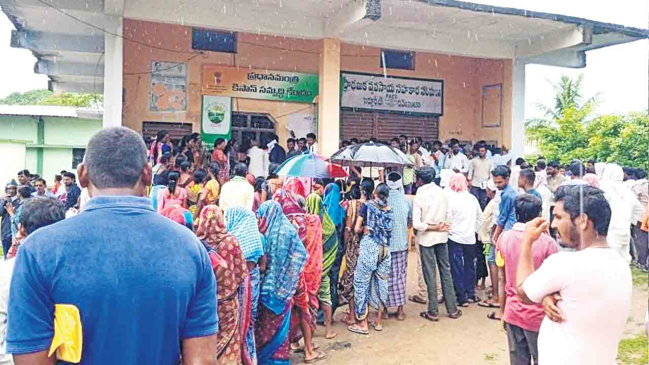 యూరియా కోసం బారులు