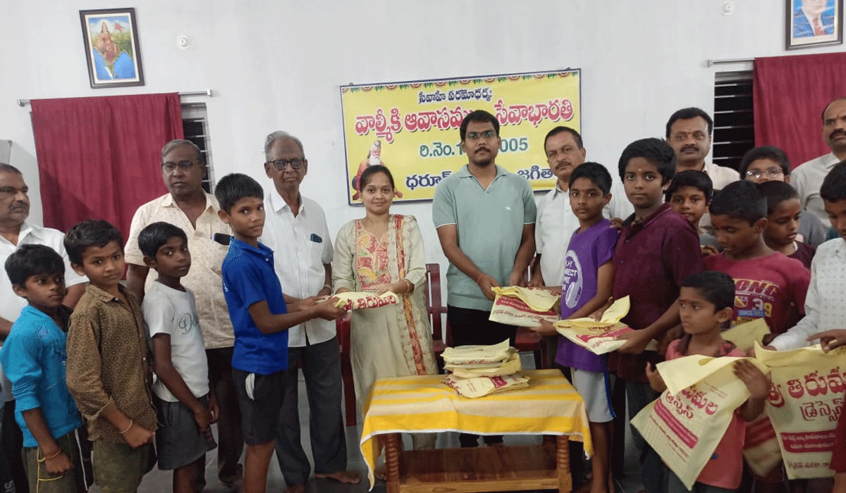 Valmiki Avasam | వాల్మీకీ ఆవాస విద్యార్థులకు యూనిఫాముల పంపిణీ…