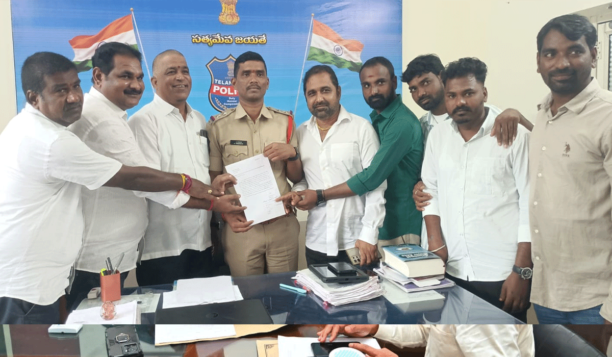 BRS leadersBRS leaders | సీఎం రేవంత్రెడ్డిపై వీణవంక పోలీస్స్టేషన్లో బీఆర్ఎస్ నాయకుల ఫిర్యాదు