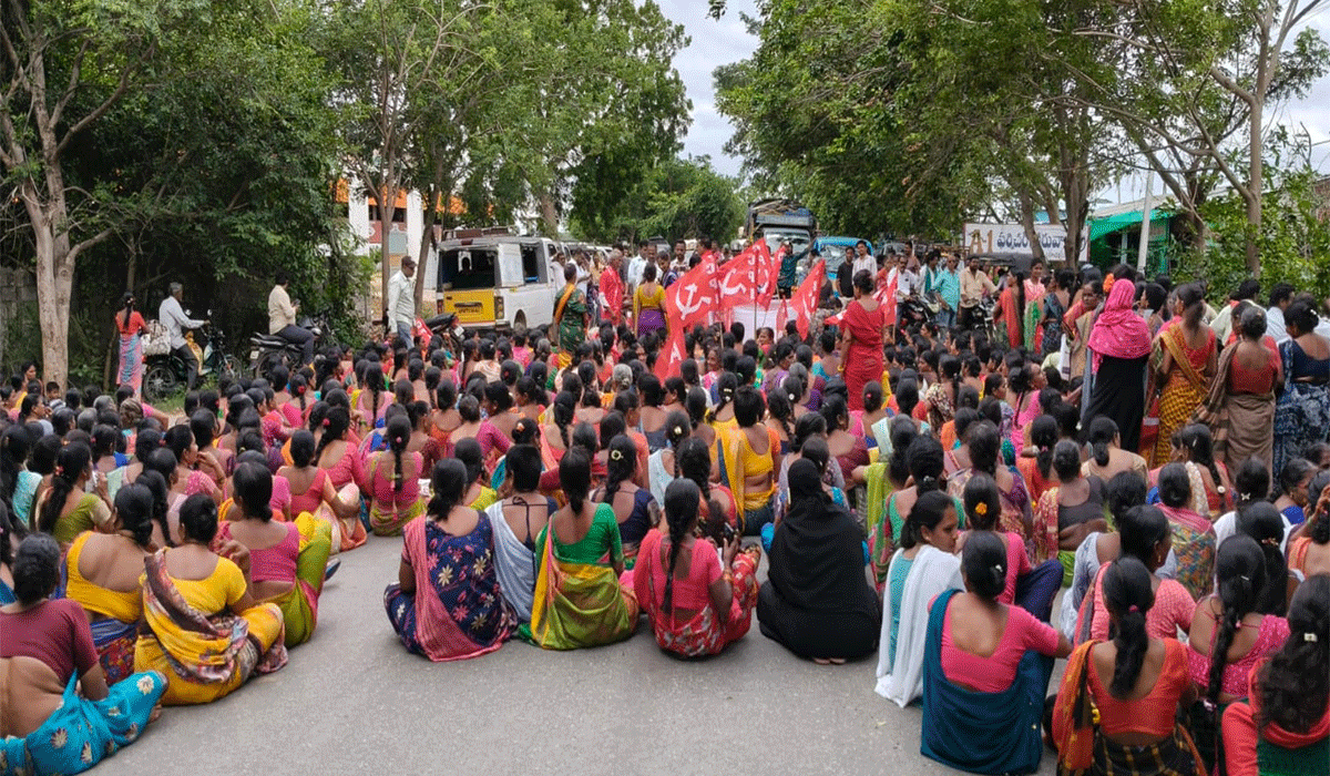 Beedi workers | మెట్‌పల్లిలో సమస్యలు పరిష్కరించాలని డిమాండ్‌ చేస్తూ రోడ్డెక్కిన బీడీ కార్మికులు