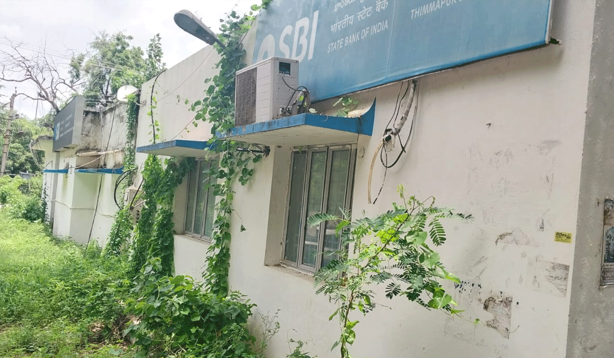 SBI | పాత భవనంలో ఎస్బీఐ.. బ్యాంకుకు వెళ్లాలంటే జంకుతున్న ఖాతాదారులు
