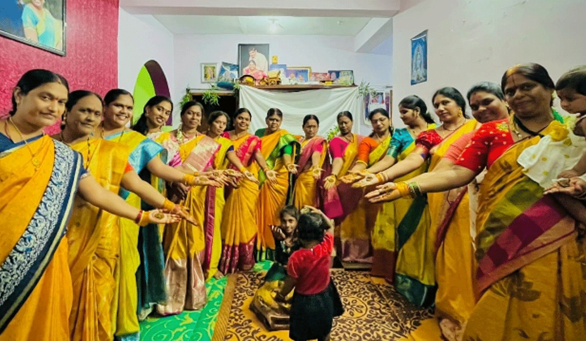 Henna | గోదావరిఖనిలో మైదాకు మెరిసే.. మహిళలు మురిసే..