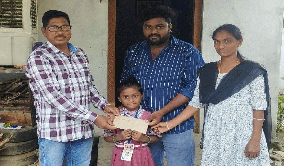School regularly | రెగ్యులర్‌గా పాఠశాలకు వెళ్తున్న.. విద్యార్థులకు హెడ్మాస్టర్ నజరానా