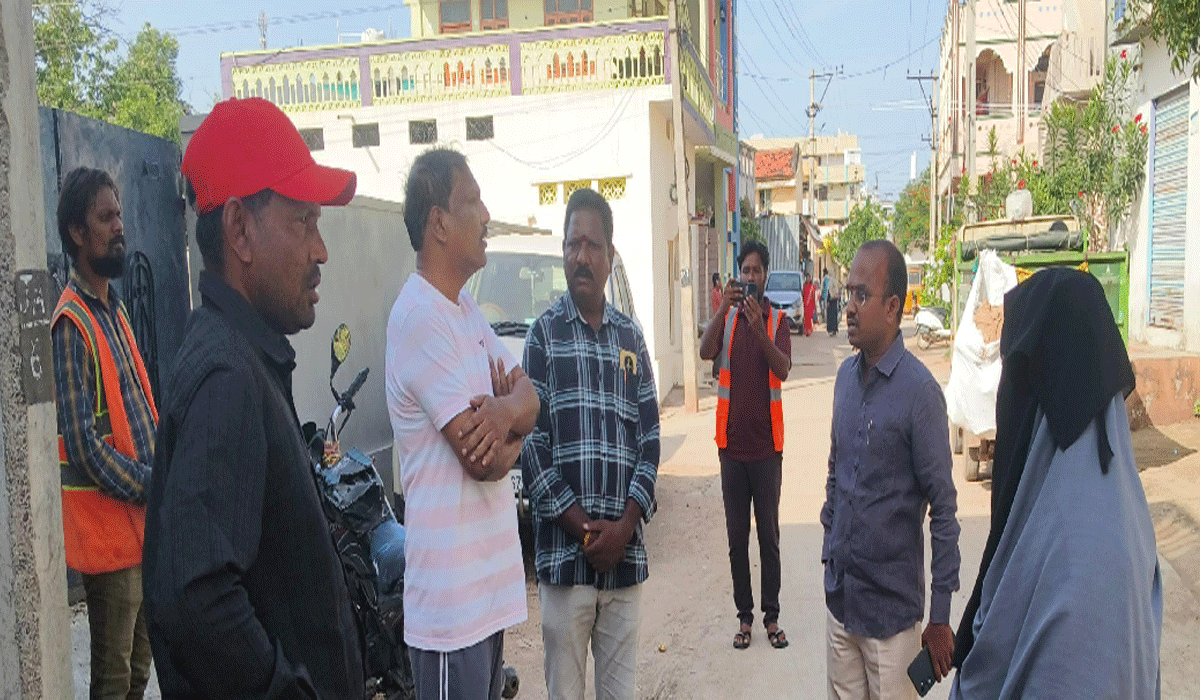 Korutla Municipal Commissioner | తడి, పొడి హనికరమైన చెత్తను వేరు చేసి అందించాలి.. కోరుట్ల మున్సిపల్‌ కమిషనర్‌ రవీందర్‌