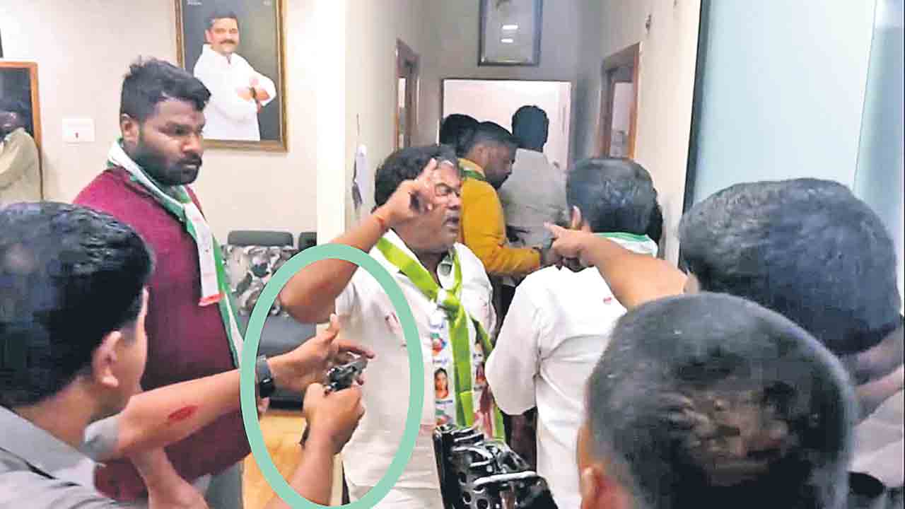 ఎమ్మెల్సీ కవితపై అనుచిత వ్యాఖ్యలు.. తీన్మార్‌ మల్లన్న గన్‌మెన్‌ కాల్పులు