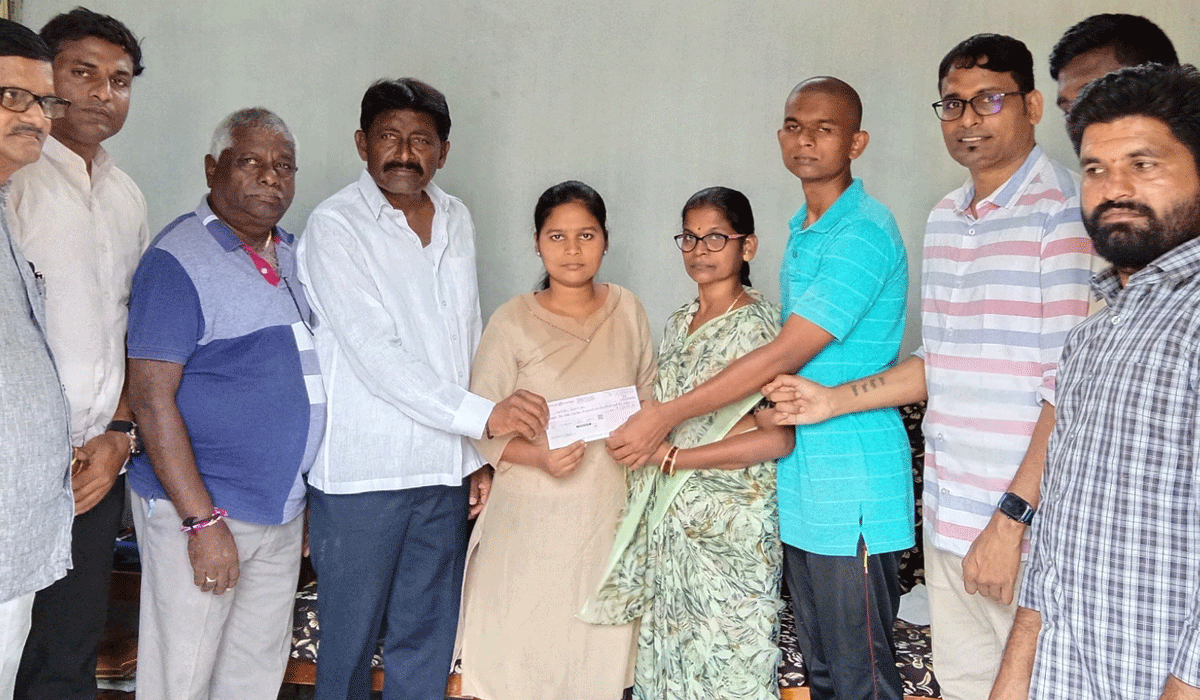 Financial assistance | సారంగపాణి కుటుంబానికి ఆర్థిక సహాయం