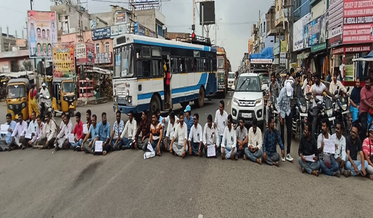 Journalists | జయశంకర్ భూపాలపల్లి జిల్లాలో మంత్రులకు జర్నలిస్టుల నిరసన సెగ