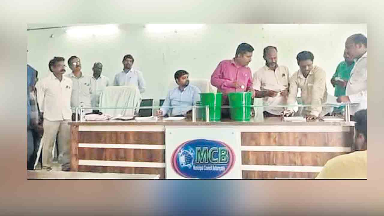 షట్టర్ల కేటాయింపు వివాదాస్పదం