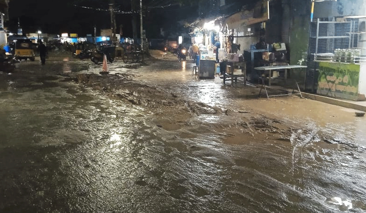 Lakshmi Nagar roads | జర పైలం..I జారితే తప్పదు ప్రాణపాయం.. గోదావరిఖని లక్ష్మీనగర్ రోడ్లు బురదమయం
