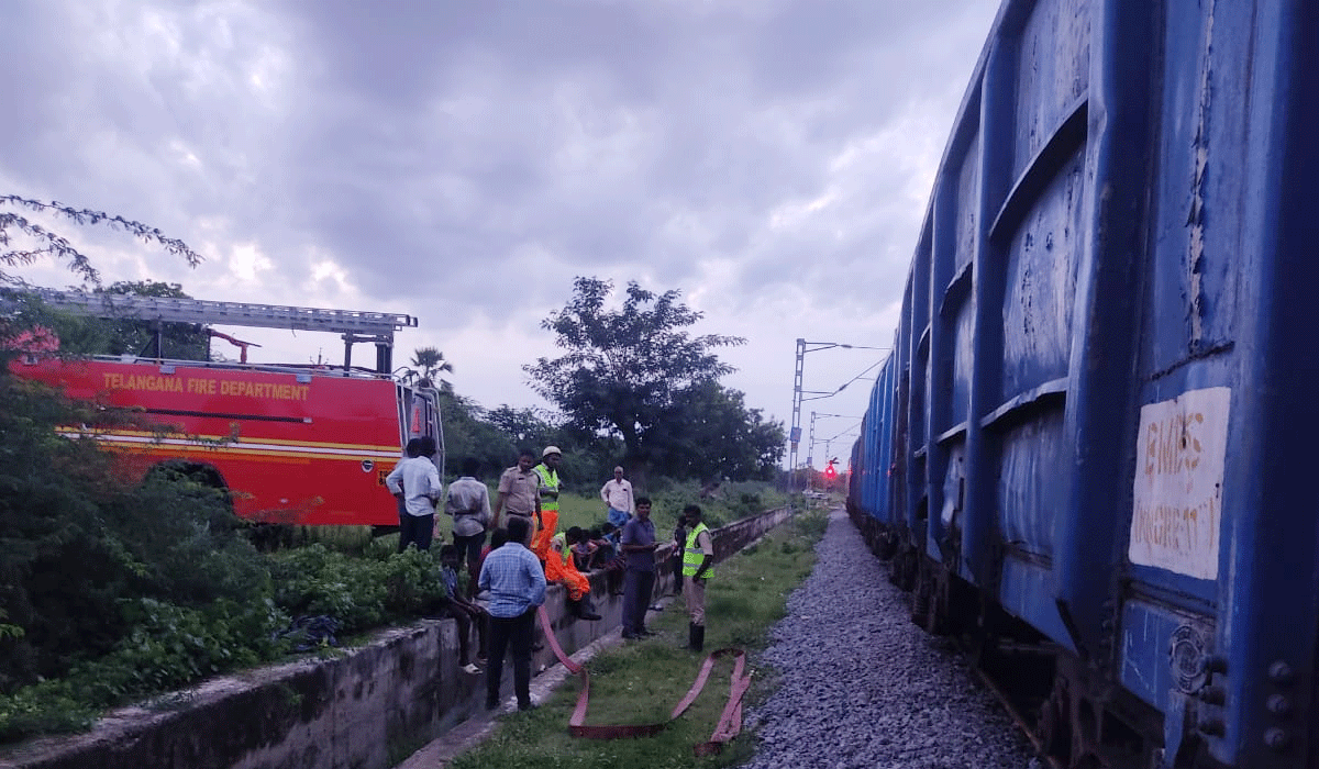 Flash.. flash.. |  ఫ్లాష్‌.. ఫ్లాష్‌.. ఆగి ఉన్న గూడ్స్‌ రైలులో మంటలు