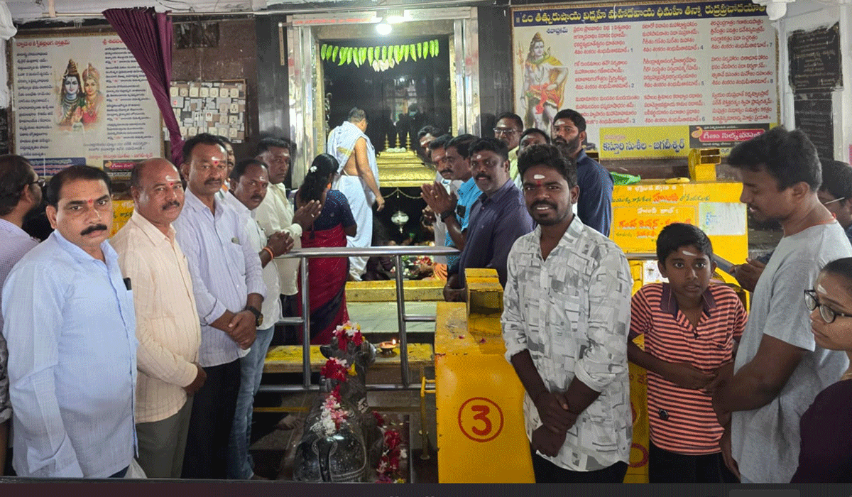 MLA Sanjay Kumar | ఎమ్మెల్యే సంజయ్‌కుమార్‌ జన్మదినం సందర్భంగా ఆలయాల్లో నాయకుల పూజలు