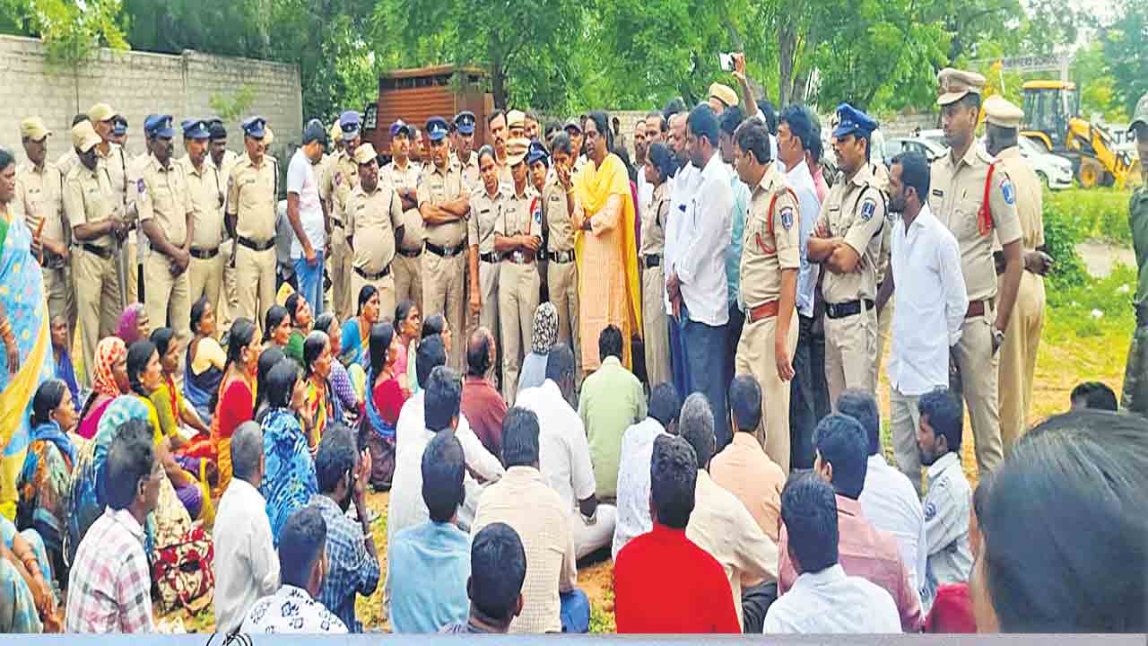 గోశాలకు భూమిపూజలో తీవ్ర ఉద్రిక్తత