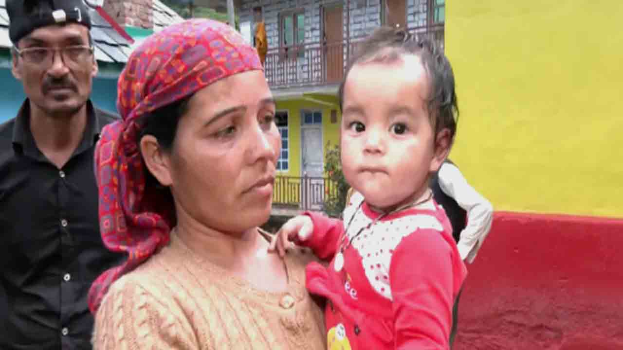 Himachal floods | కొట్టుకుపోయిన తల్లిదండ్రులు, అమ్మమ్మ.. ప్రాణాలతో   బయటపడిన 11 నెలల పసి పాప