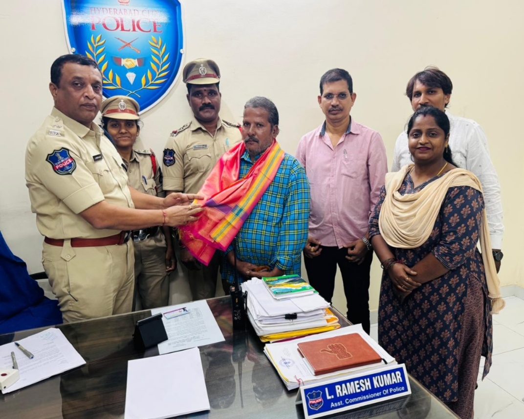 Hyderabad | బంగారు ఆభరణాల పర్సుని పోలీసులకు అప్పగించి నిజాయితీని చాటుకున్న కార్మికుడు