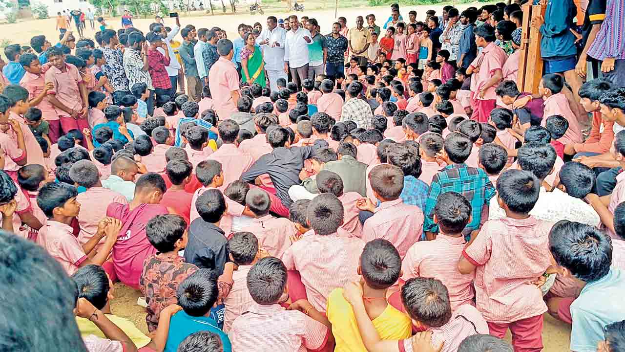 రోడ్డెక్కిన గురుకుల విద్యార్థులు