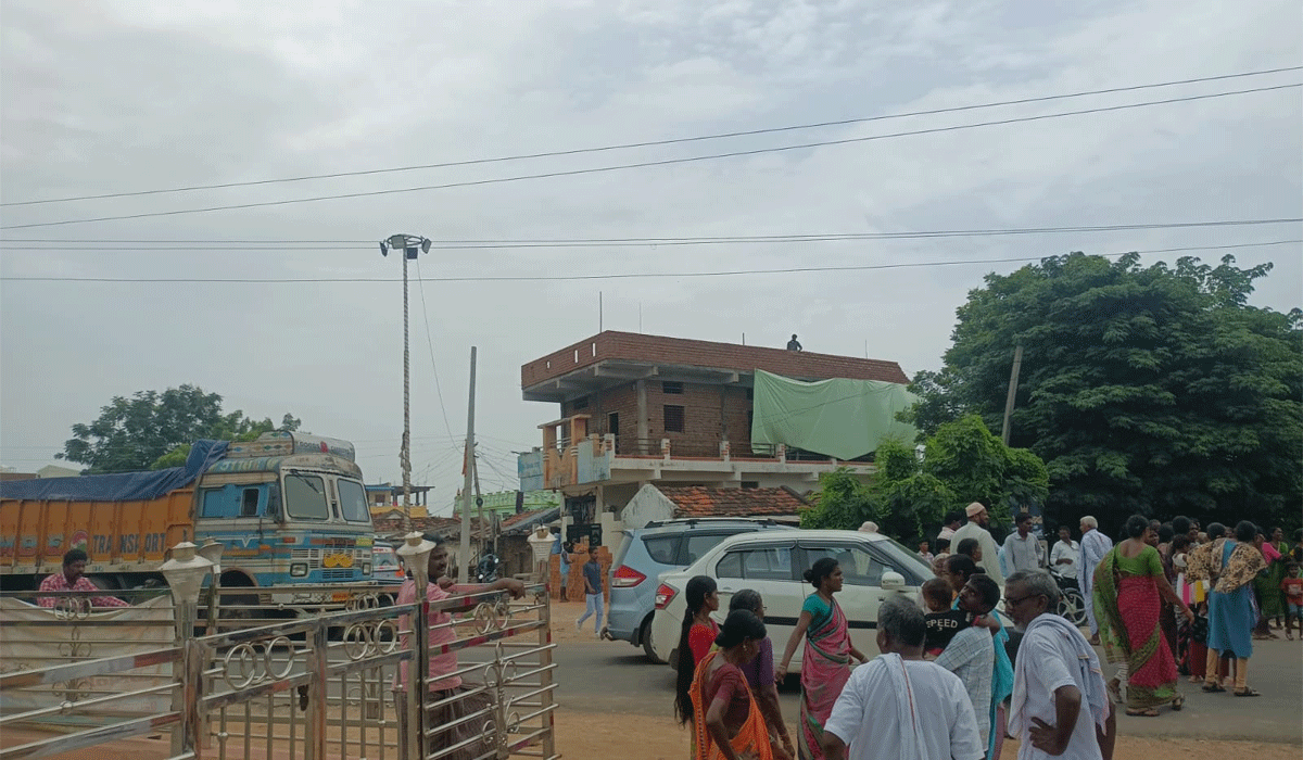 Drinking water | పొన్నారిలో తాగు నీటికి తండ్లాట.. అంతర్ రాష్ట్ర రహదారిపై గ్రామస్తుల రాస్తారోకో