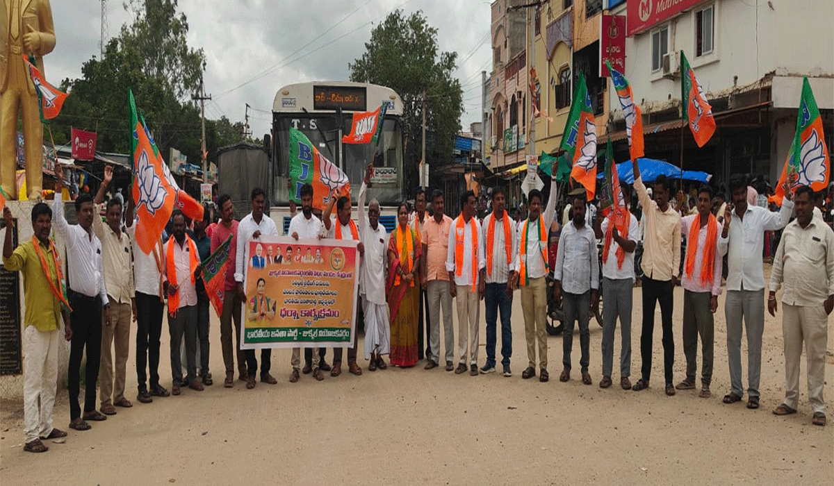 Central lighting work | పిట్లం మండల కేంద్రంలో సెంట్రల్ లైటింగ్ పనులు ప్రారంభించాలి.. జుక్కల్ మాజీ ఎమ్మెల్యే అరుణ తార