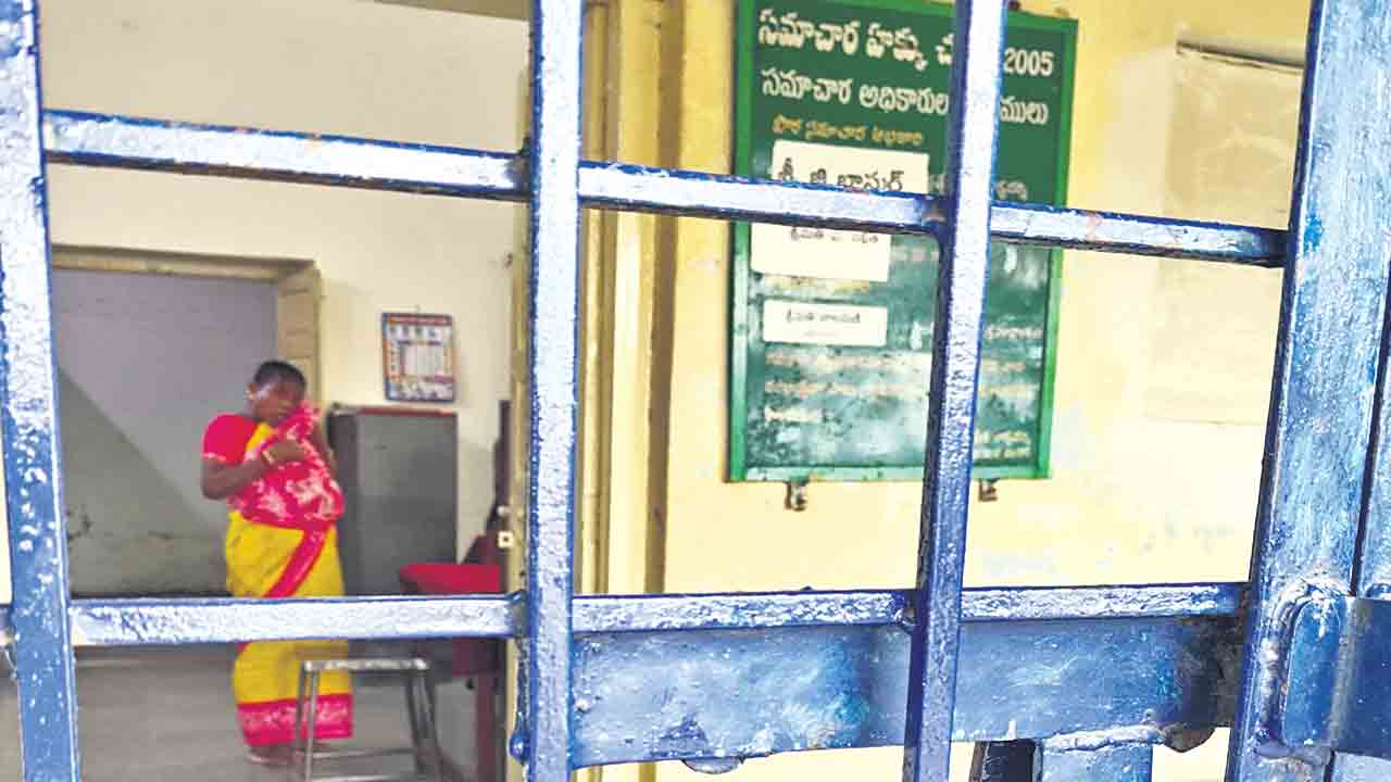 మార్కెట్‌ కార్యదర్శిపై కాంగ్రెస్‌ నేత దాడి