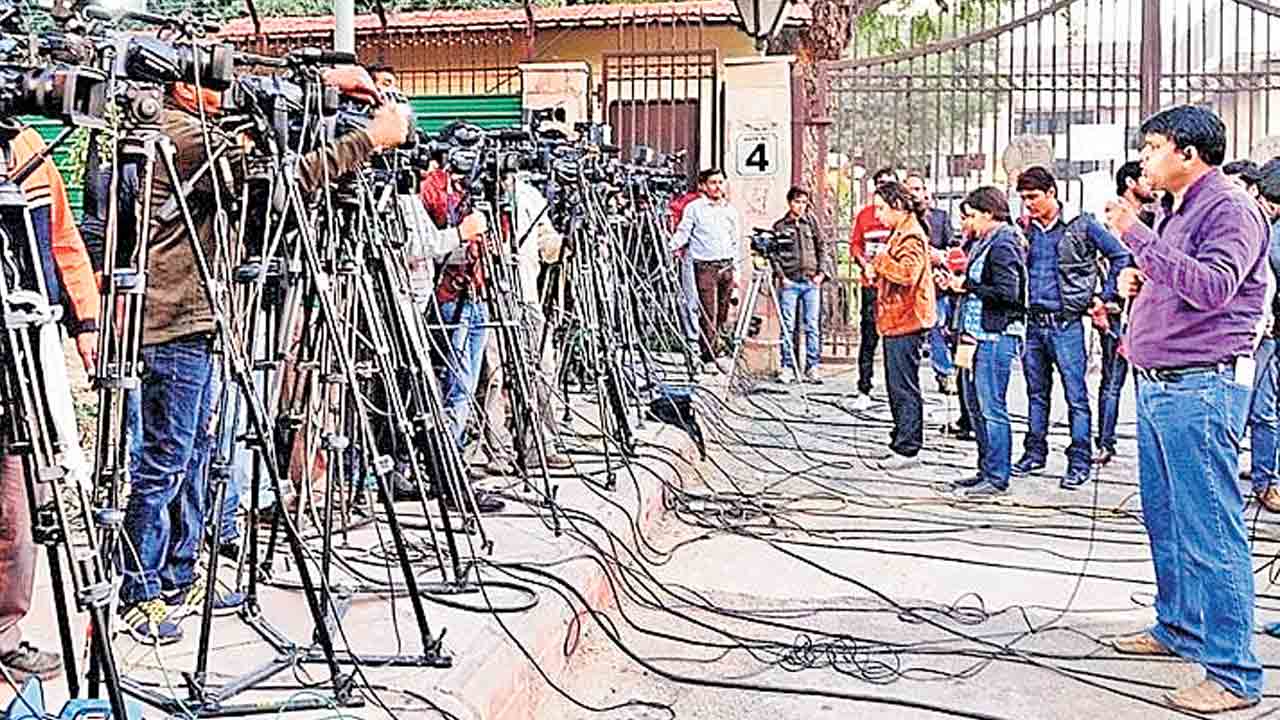 నీతులు చెప్పడమేనా.. పాటించరా?‘