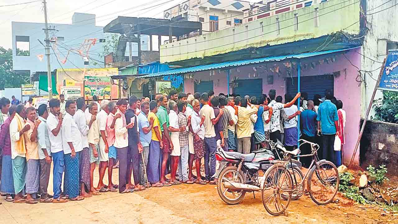 యూరియా కోసం రైతుల అరిగోస