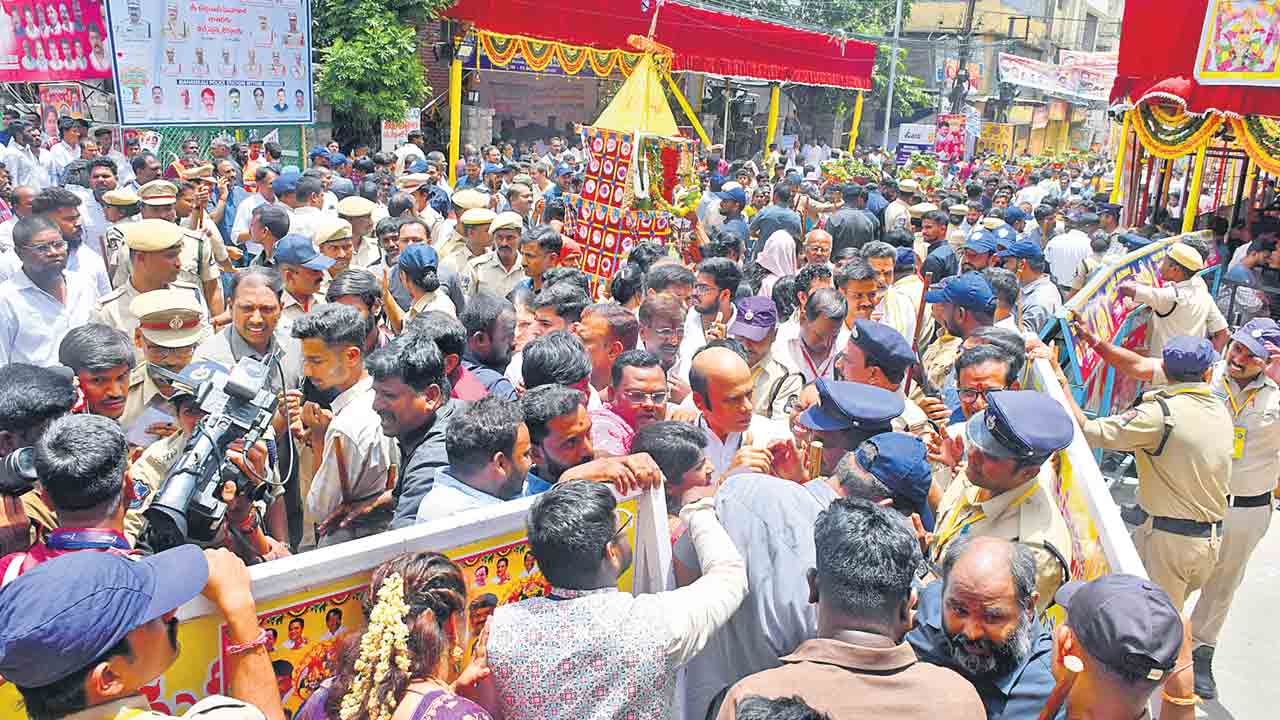 బోనమెత్తిన లష్కర్‌.. నేడు రంగం, ఊరేగింపు