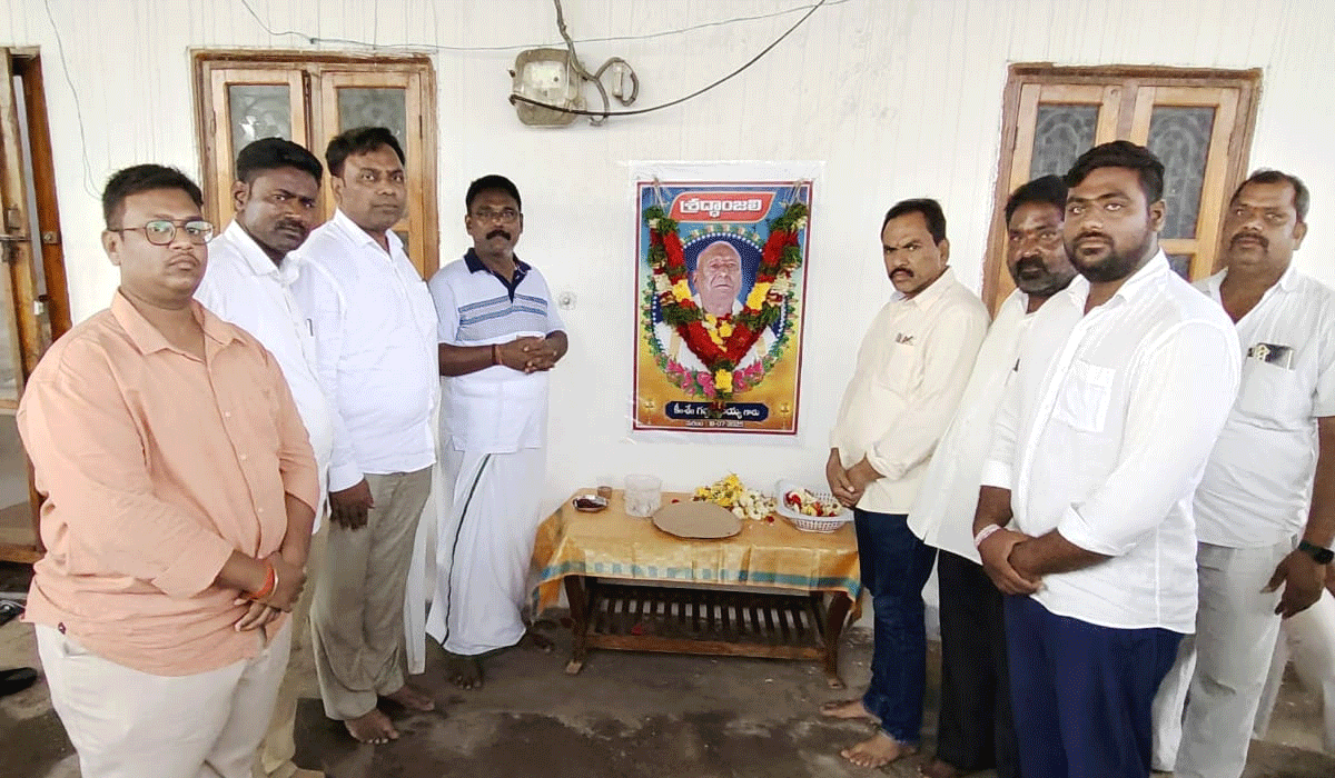 Dr. Chirumilla Rakesh | పెద్దపల్లి ఏసీపీ గజ్జి కృష్ణ యాదవ్ ను పరామర్శించిన టీఎస్ టీఎస్ మాజీ చైర్మన్ డాక్టర్‌ చిరుమిల్ల రాకేష్