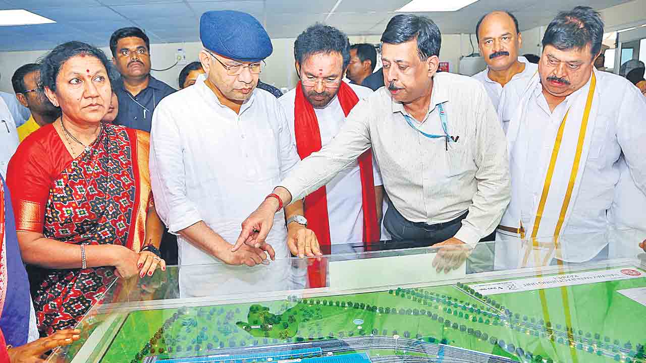 కేంద్ర మంత్రులకు భూ నిర్వాసితుల సెగ