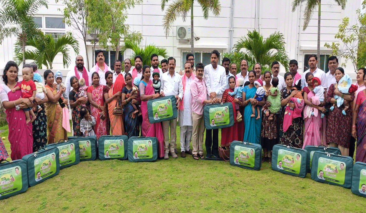 Thank you Ramanna | థాంక్యూ రామన్న.. బాలింతలకు కేసీఆర్ కిట్ల పంపిణీ సందర్భంగా కిట్లను చూసి మురిసిపోతూ కేటీఆర్ కు థాంక్స్ చెప్పిన మహిళలు