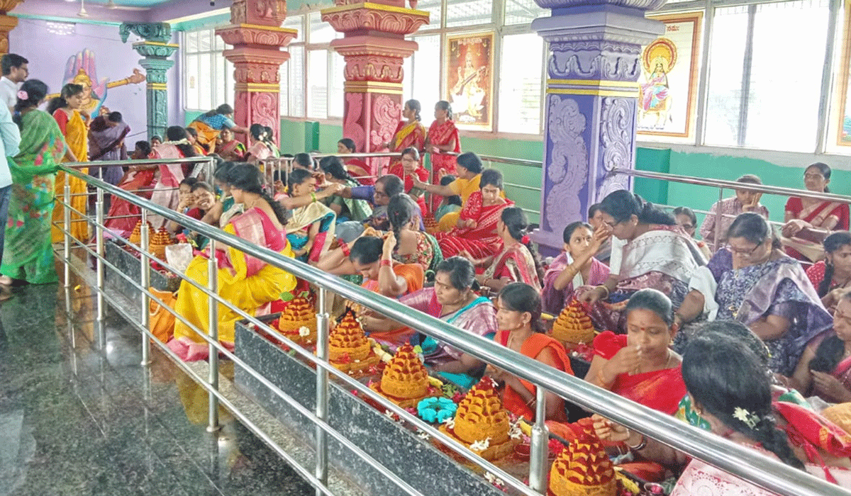 Jagityal | ఆలయాలకు పోటెత్తిన భక్తులు.. లలితామాత ఆలయంలో ఘనంగా కుంకుమ పూజలు