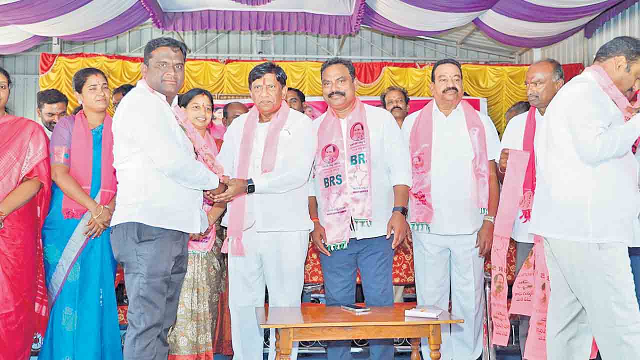 బీసీ రిజర్వేషన్‌ బిల్లును ఆమోదింపజేయాలి