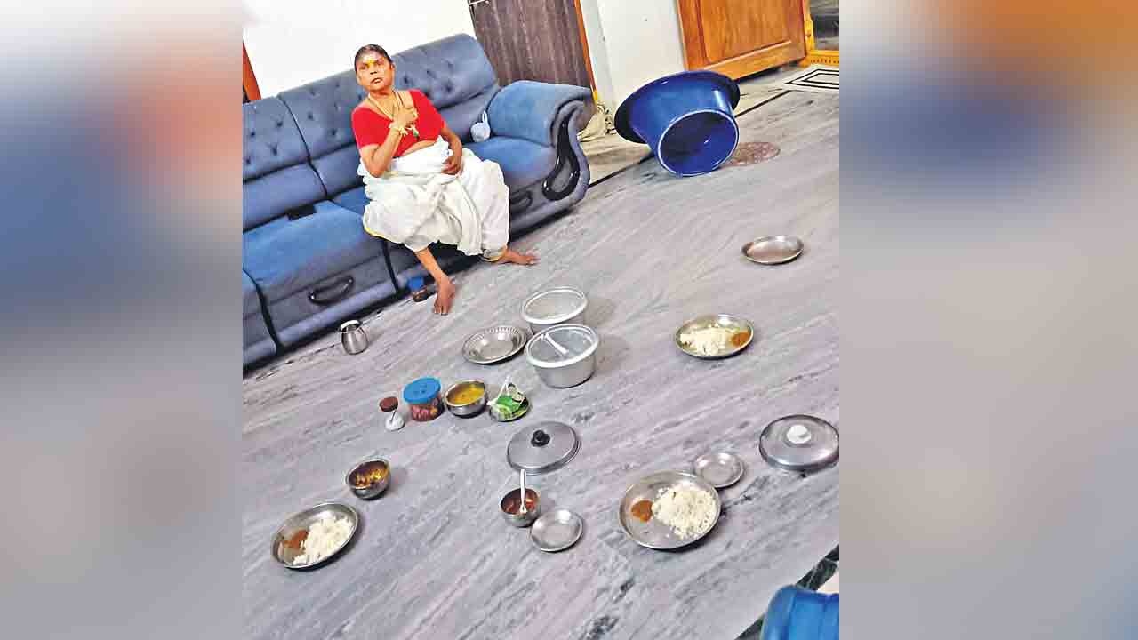 అన్నం ముందు నుంచి ఈడ్చుకెళ్లారు!.. రాత్రిపూట కాంగ్రెస్‌ సర్కారు అరాచకం!