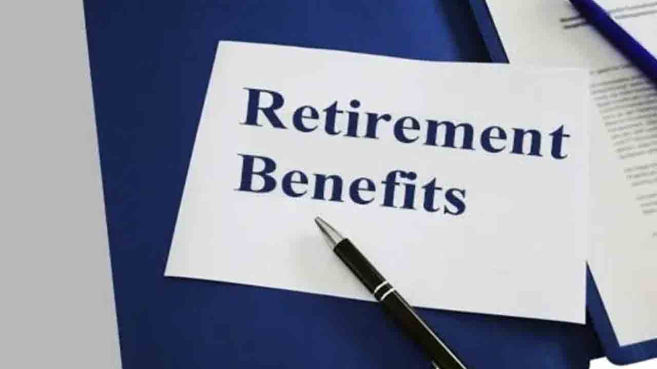 ఏడాదైనా అందని రిటైర్మెంట్‌ బెనిఫిట్స్‌