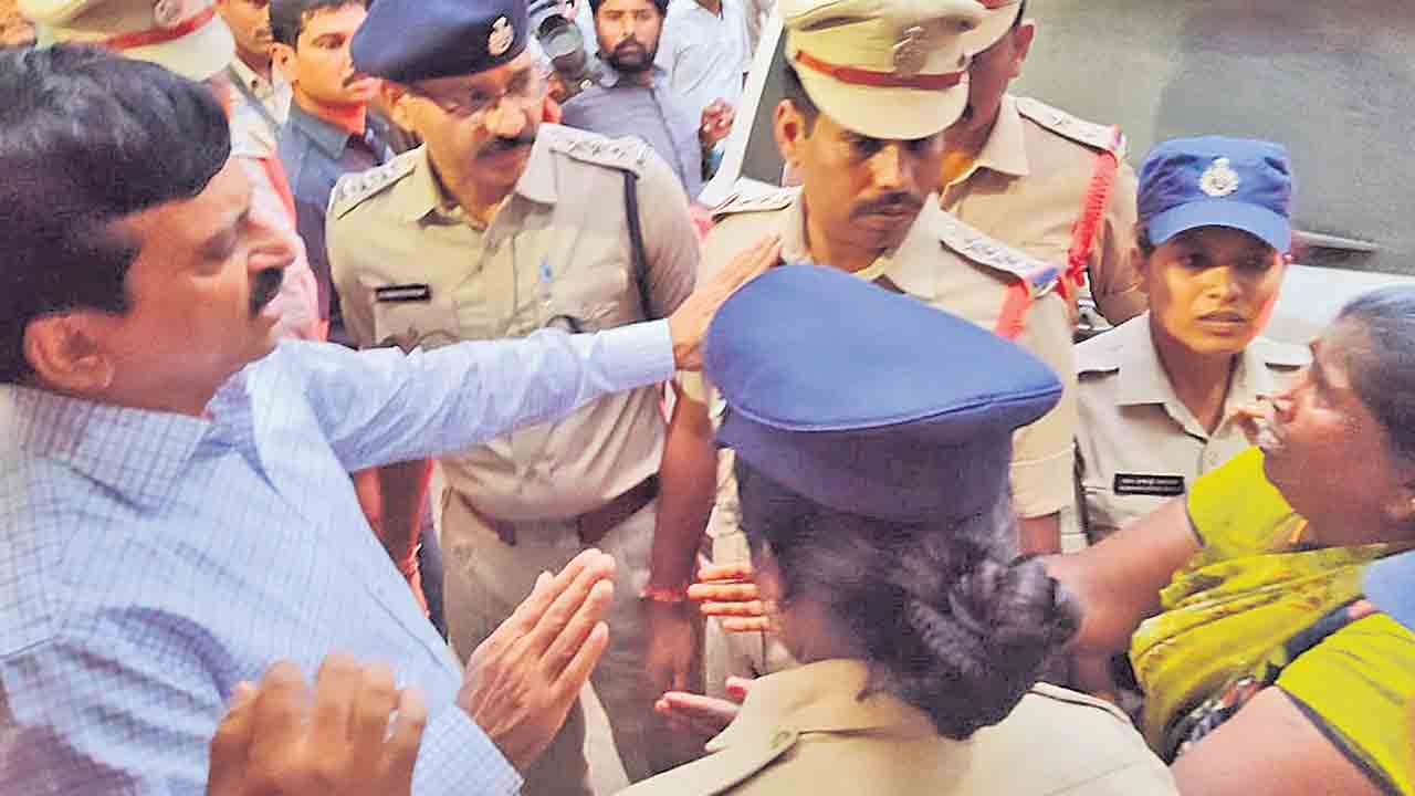 తీసుకున్నోళ్లకే మళ్లీ ఇండ్ల పట్టాలు