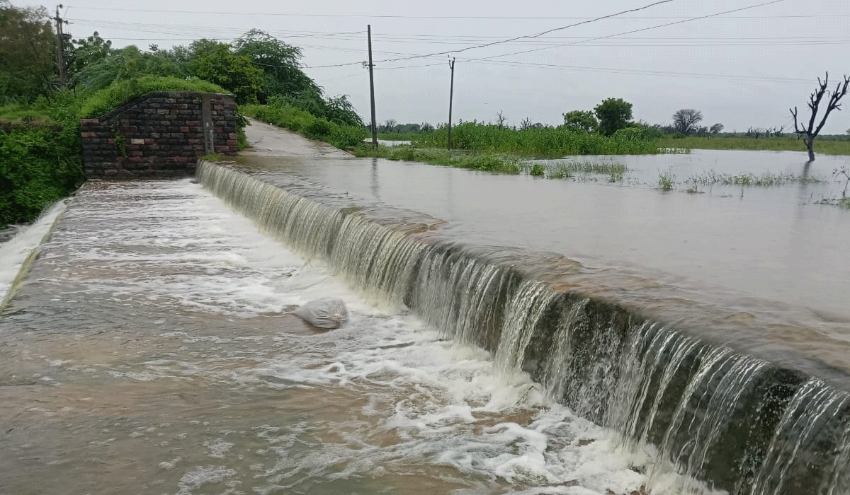  Farmers | నిండుకుండలా పారువెల్ల గ్రామ పెద్ద చెరువు.. అలుగుపడడంతో ఆనందంలో రైతన్నలు