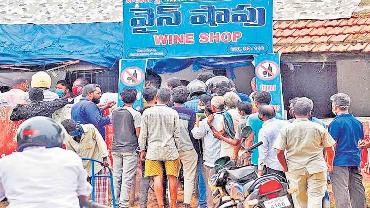 ప్రతి పల్లెటూరికో వైన్స్‌!.. లైసెన్స్‌ గడువు మూడేండ్లకు పెంచే ఆలోచన