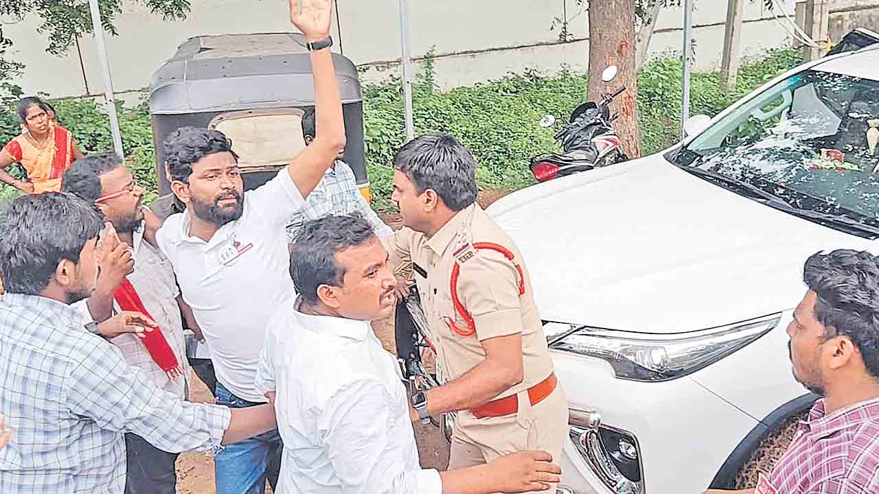 గురుకుల కార్యదర్శికి నిరసన సెగ