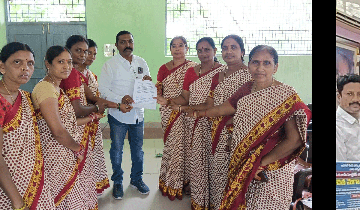 Additional responsibilities | అదనపు బాధ్యతల నుంచి మినహాయించాలని.. తహసీల్దార్‌కు అంగన్వాడీ టీచర్ల వినతి