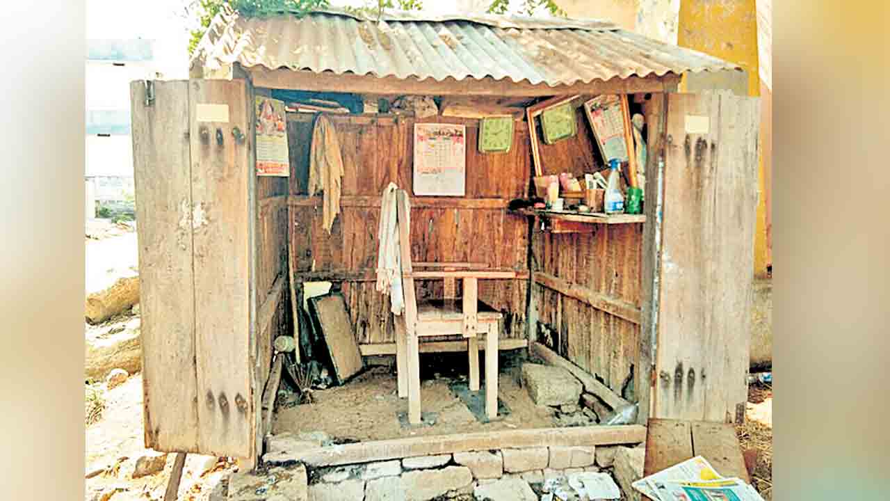 కుల వృత్తులపై కార్పొరేట్‌ కత్తి