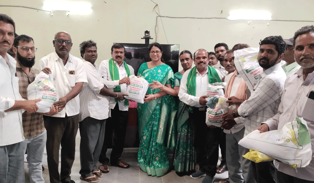 Small seeds Distribution | చిగురుమామిడిలో రైతులకు చిరు విత్తనాల పంపిణీ