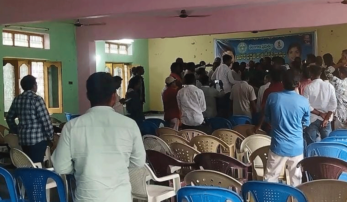 Ration cards | రేషన్ కార్డుల పంపిణీపై అపసవ్య దృశ్యం.. లబ్ధిదారుల గైర్హాజరు, ఎమ్మెల్యే అసంతృప్తి