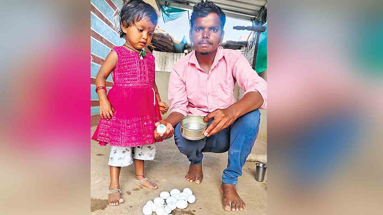 అంగన్‌వాడీ కేంద్రంలో కుళ్లిన గుడ్లు